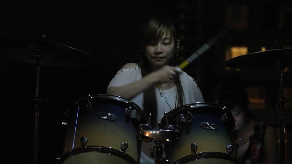 S White (Luo Shiro 羅仕茹) Cewe imut yang Hobby Gebuk Drum