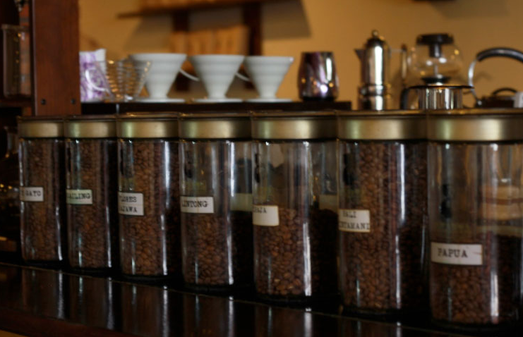 Antara Kopi, Idealisme, dan Indonesia