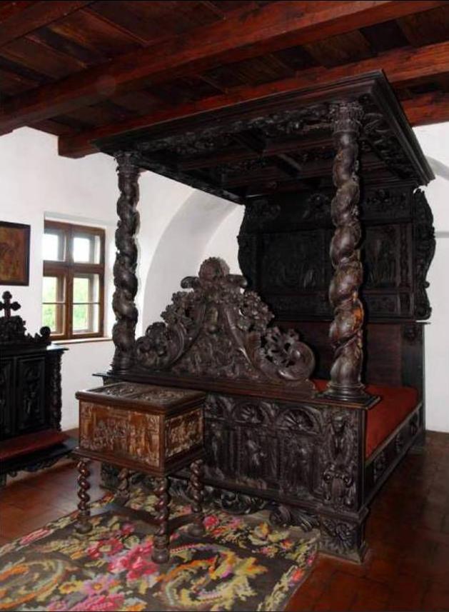 PENAMPAKAN KASTIL TUA RUMAH DRAKULA