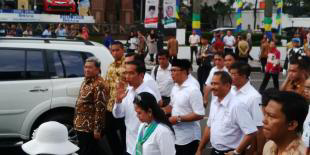 &#91; Anak Metal Masuk &#93; Sambut Jokowi, Lagu Metallica Berkumandang di Gedung Merdeka..