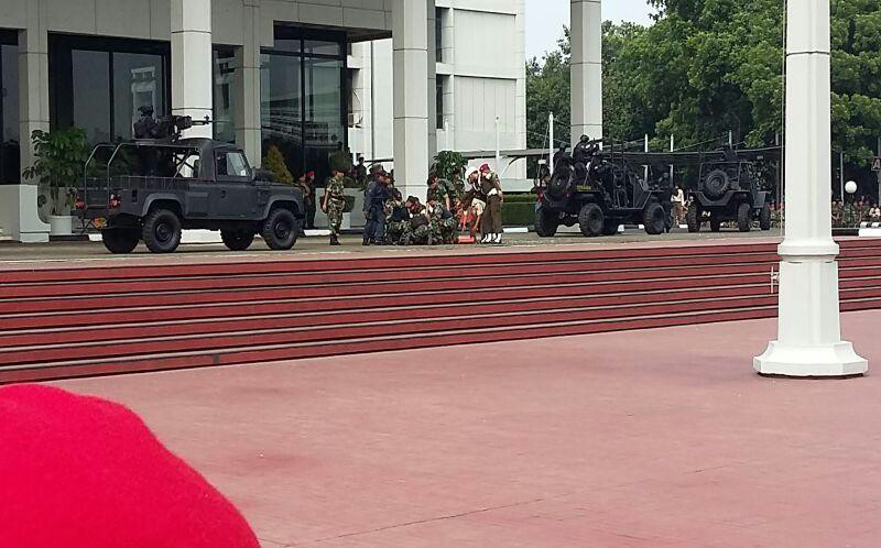 Apes... Di Depan Jokowi, Prajurit Tergelincir &amp; Tertabrak Mobil gan..