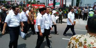Wauw... Tiba di Kota Kembang, Jokowi Disambut &quot;Halo-halo Bandung&quot;