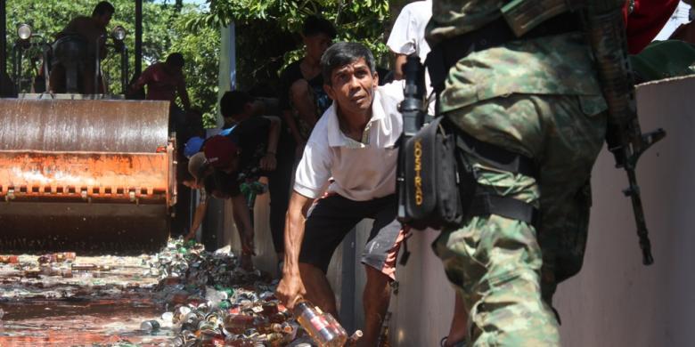 Kisah Warga Curi Kesempatan Mengutil Botol Miras yang Akan Dimusnahkan