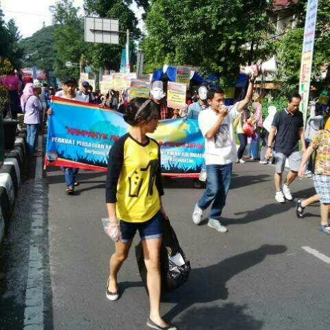 Saat Gadis 'Pemungut Sampah' Curi Perhatian Pengunjung CFD Bandung