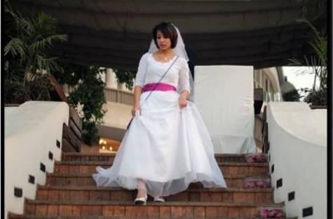 _- WANITA CANTIK INI BERKELILING KOTA DGN BAJU PENGANTIN SBG BENTUK PROTES -_