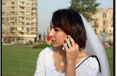 _- WANITA CANTIK INI BERKELILING KOTA DGN BAJU PENGANTIN SBG BENTUK PROTES -_