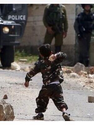 Photo | Bocah 5 tahun ini berani melawan tentara israel