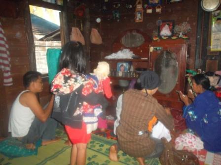 Tolong trawang poto ini