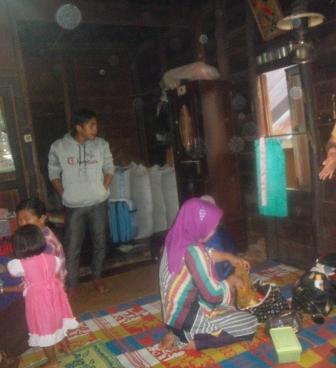 Tolong trawang poto ini