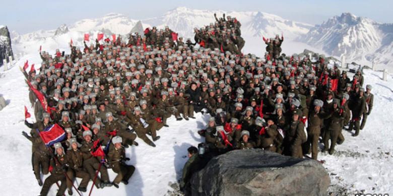 Kim Jong Un Beri Wejangan untuk Militer di Puncak Gunung Tertinggi Korut