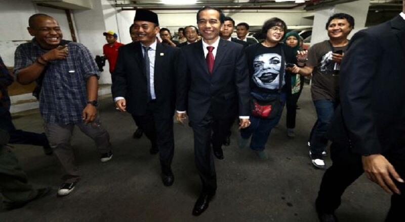 Gaya Jokowi Naik Limousine di World Economic Forum
