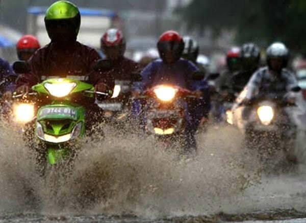 &#91;Wajib&#93;Ngaku Deh, Agan Pengendara Motor? Pasti Pernah Mengalami 20 Nasib Ini! 