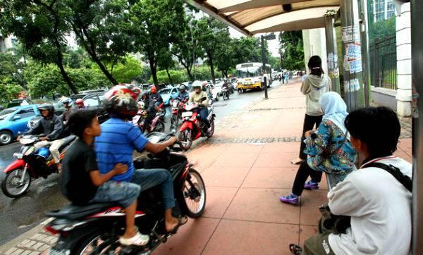 &#91;Wajib&#93;Ngaku Deh, Agan Pengendara Motor? Pasti Pernah Mengalami 20 Nasib Ini! 