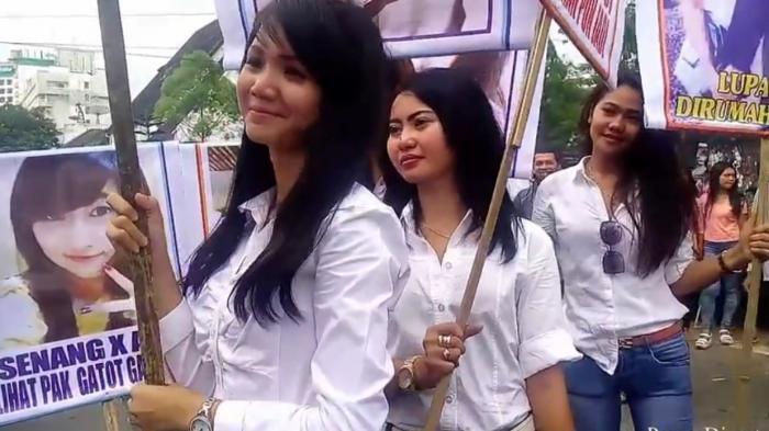 Wanita-wanita Cantik Bak Model Ini Demo Siap Diajak Kawin oleh Gubernur Sumut