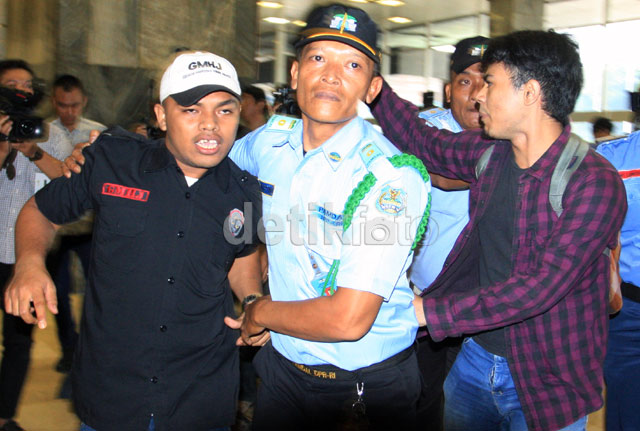 &#91; Gerakan Mahasiswa 21 April &#93; 4 Mahasiswa Berteriak-‎teriak di DPR..