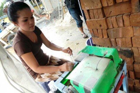 Perempuan Cantik Ini Buka Jasa Gosok Batu Akik Sampai Kinclong