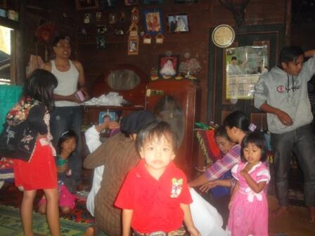 Tolong trawang poto ini