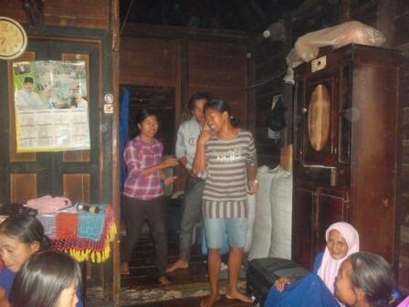 Tolong trawang poto ini