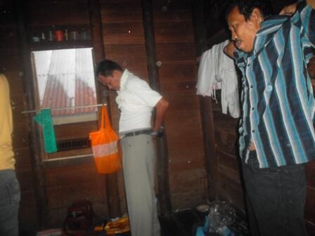 Tolong trawang poto ini