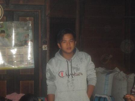 Tolong trawang poto ini