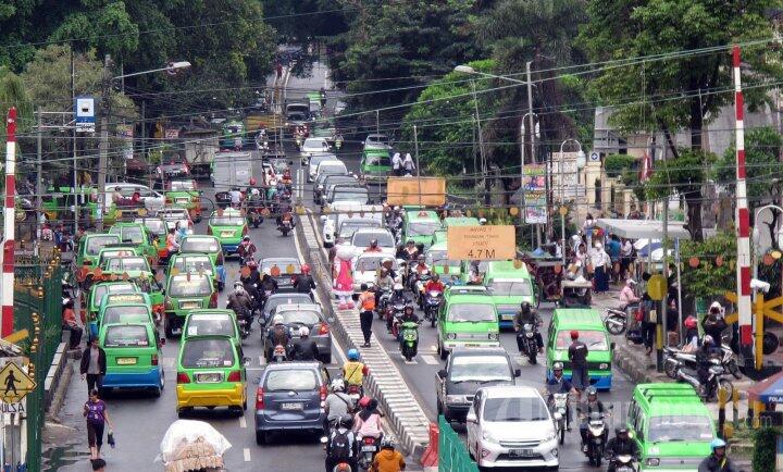 Curcol, (Curhat Sembari Cols) Stress Ngadepin Angkot Nyang Lagi Ngetem