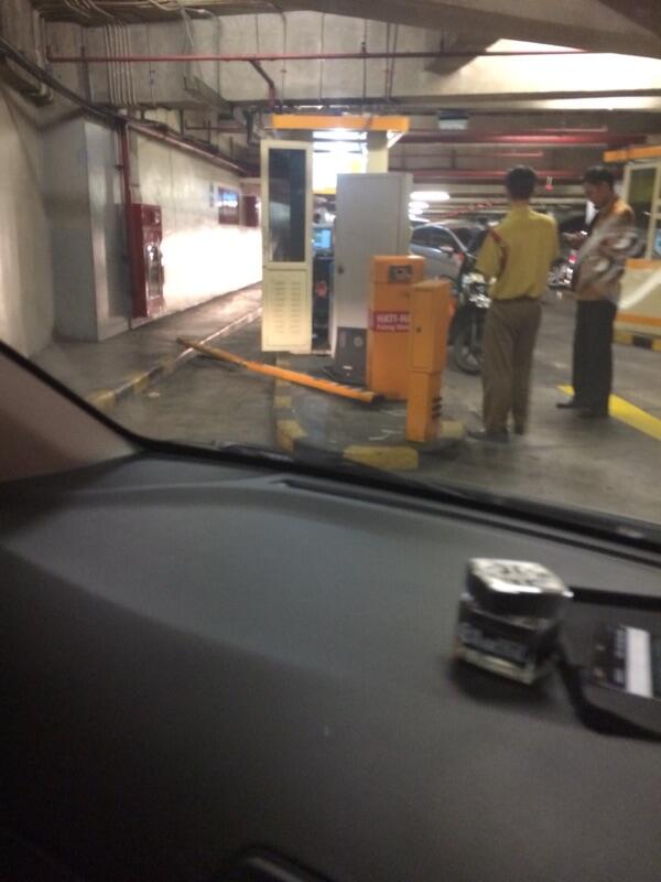 Mobil terobos gate Grand Indonesia (berhasil kabur)