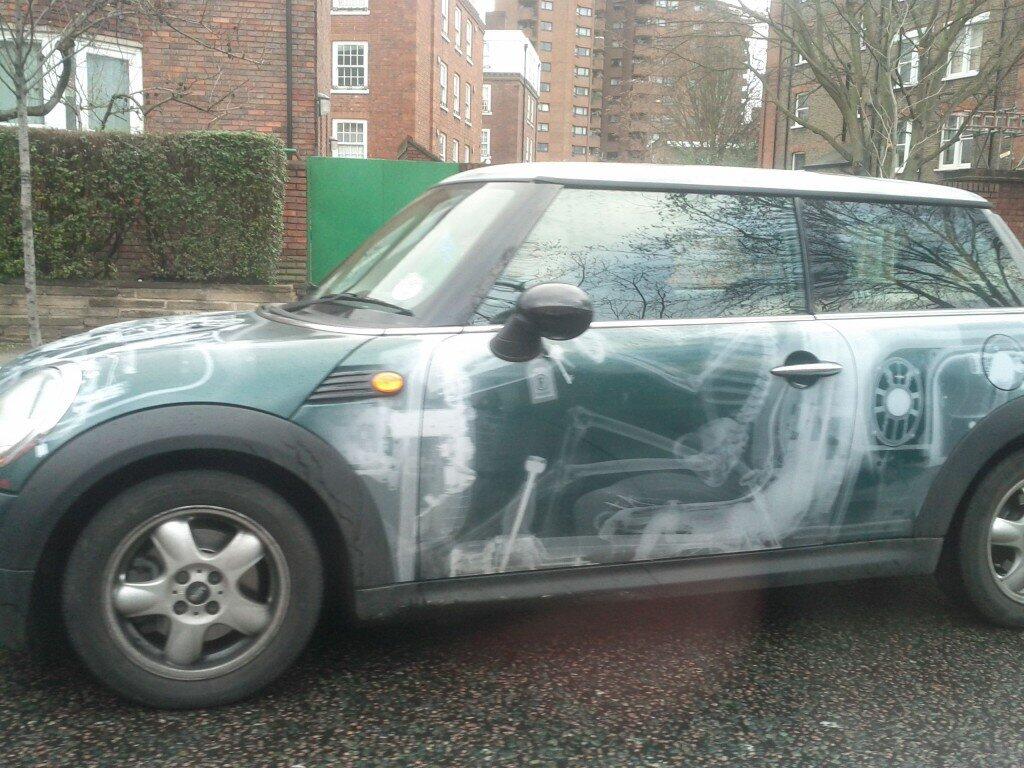 Cat mobilnya keren,siapa tau bisa jadi inspirasi gan