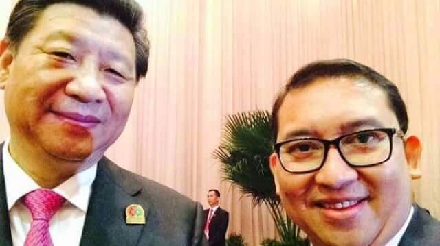Siapa yang seneng dgn komunis ya .... kok kebalik balik .... ceria banget ...