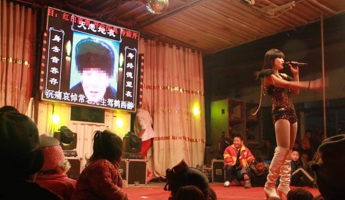 Tradisi Unik : Pertunjukan Striptis Untuk Pemakaman Di Cina