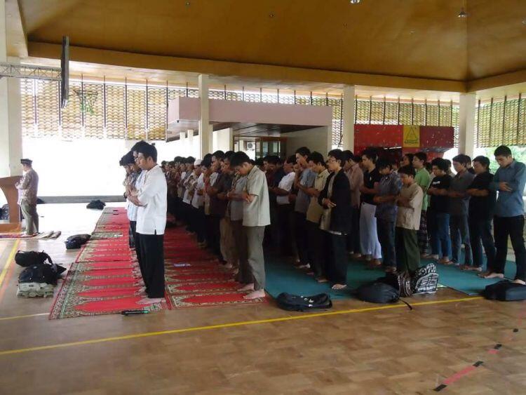 FENOMENA sholat jumat bisa bikin ganteng katanya