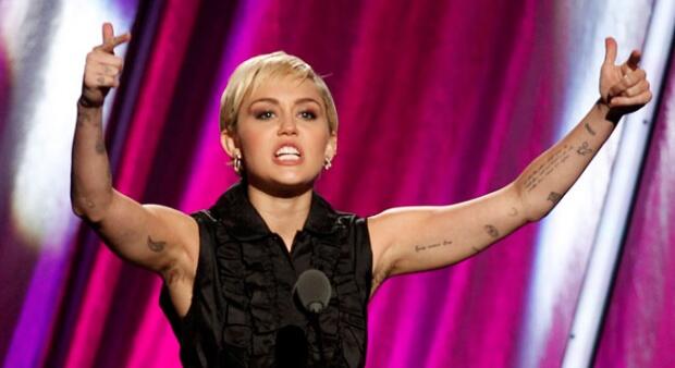 Miley Cyrus Pamer Bulu Ketiak
