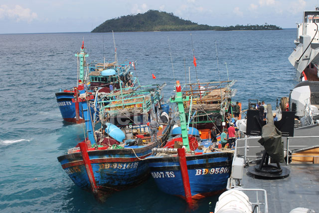 Hot News... KRI Sutedi Senoputra 378 Tangkap 3 Kapal Asing Di Perairan Natuna