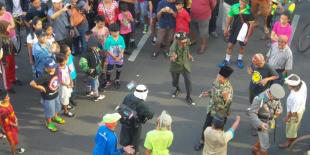 Assek.. Pejuang Palestina&quot; hingga &quot;Hitler&quot; Bergoyang Dangdut di Bundaran HI