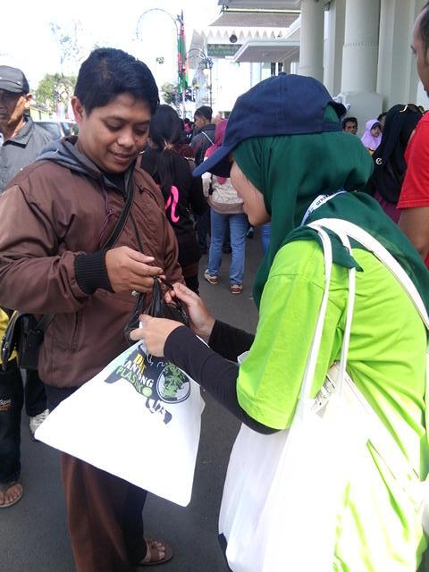 #SaveEarth Gerakan Diet Kantong Plastik, Bandung Sudah Memulai, Anda?