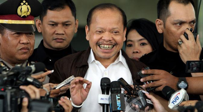 (ABG alay) Hakim Tanya Sutan Bhatoegana: Sudah Tua Kenapa Pakai Behel?