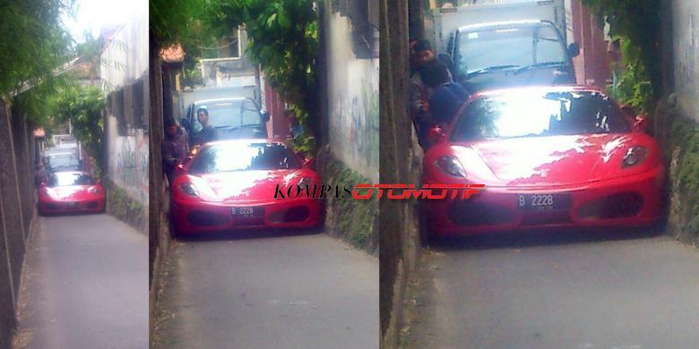 Ferrari Kevin Vieratalle "Nyangkut" di Gang Sempit