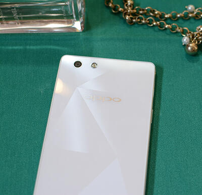 &#91;REVIEW&#93; OPPO R1x : Desain Menawan, Performa Memuaskan