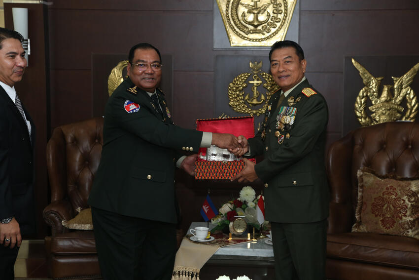 Mantap! Panglima TNI Anugerahkan Penghargaan Wakil Pangap Kamboja