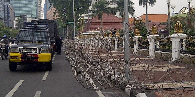 Jelang Aksi Pemanasan Buruh, Gedung Grahadi Diamankan