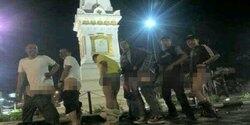 Parah, enam pemuda perlihatkan celana dalam di Tugu Jogja
