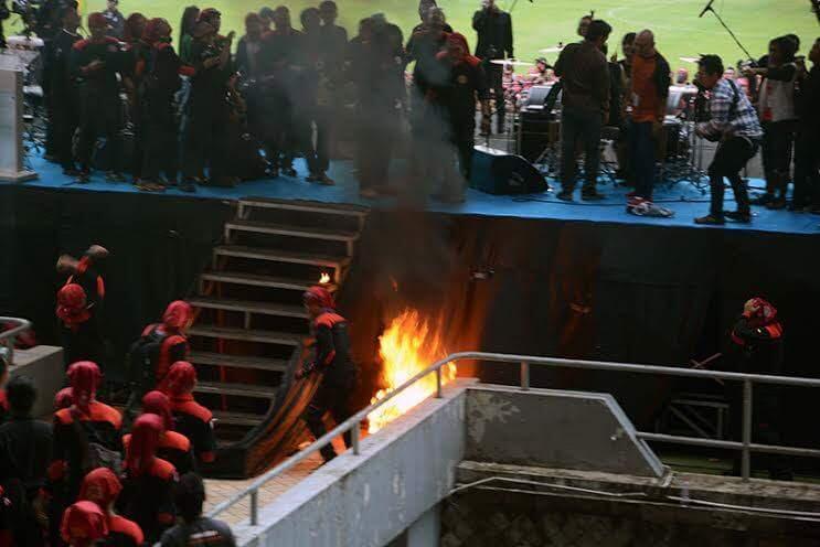 Di peringatan May Day, pria bakar diri &amp; lompat dari atap GBK