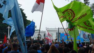 Hari Buruh : Presiden Jokowi di Ngawi, buruh banjiri istana..