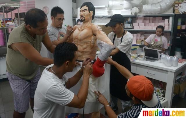 Warga Filipina Bikin Kue Raksasa Manny Pacquiao