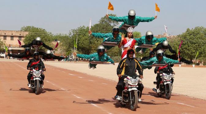 Atraksi Heboh Calon Polisi India di Atas Motor