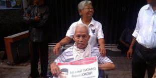 Cerita Kakek 76thn Rela Berpanas2an di Atas Kursi Roda demi Jokowi