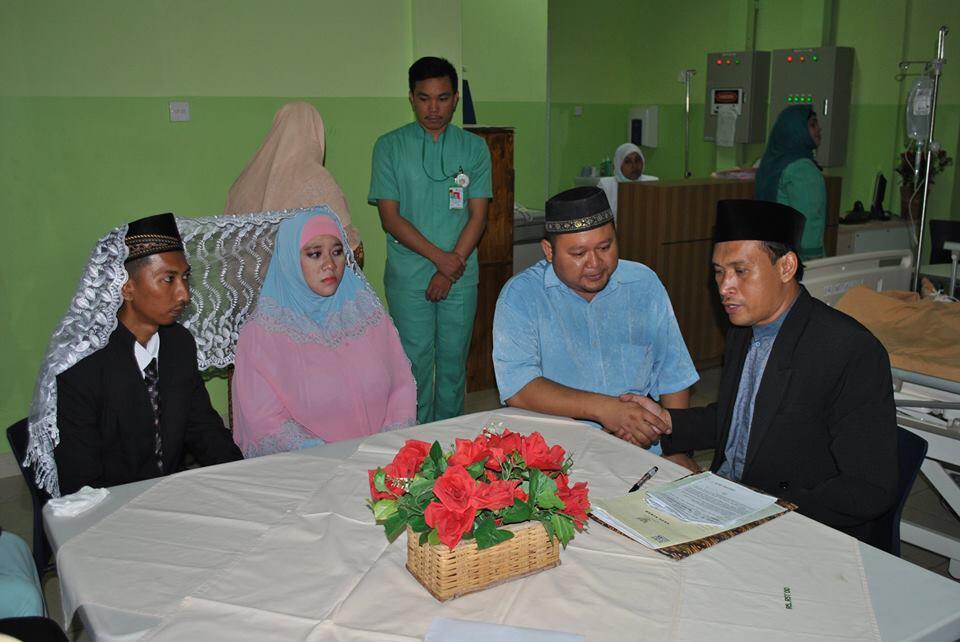Ibu Sakit Koma, Sang Putri Memutuskan Menikah di Rumah Sakit, di Hadapan Sang Ibu