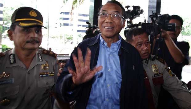 Sambil Cengar-cengir, Jero Wacik Di Tahan KPK