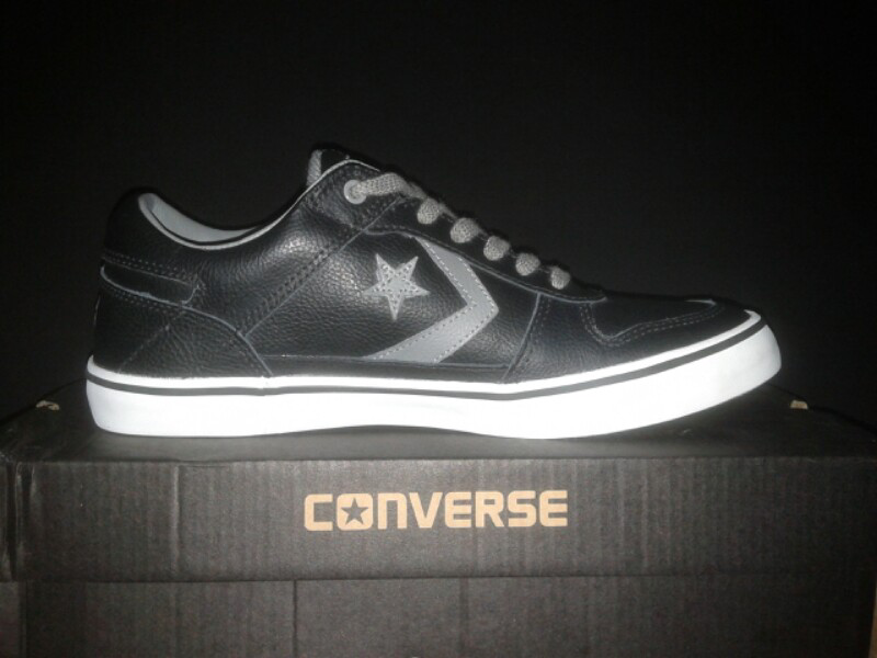 cari sepatu converse original no fake!!