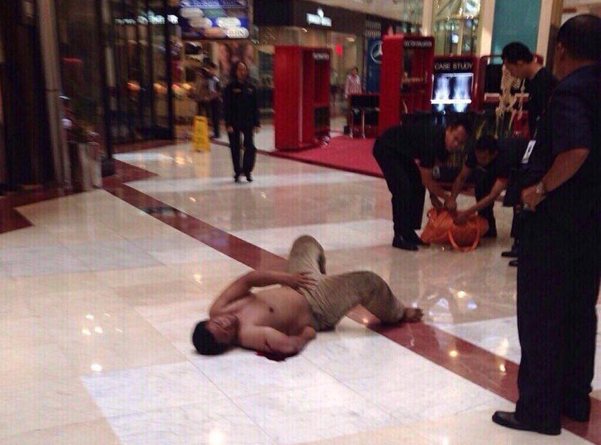 Pria Tambun Semi Bugil Lompat dari Lantai 1 Pondok Indah Mall