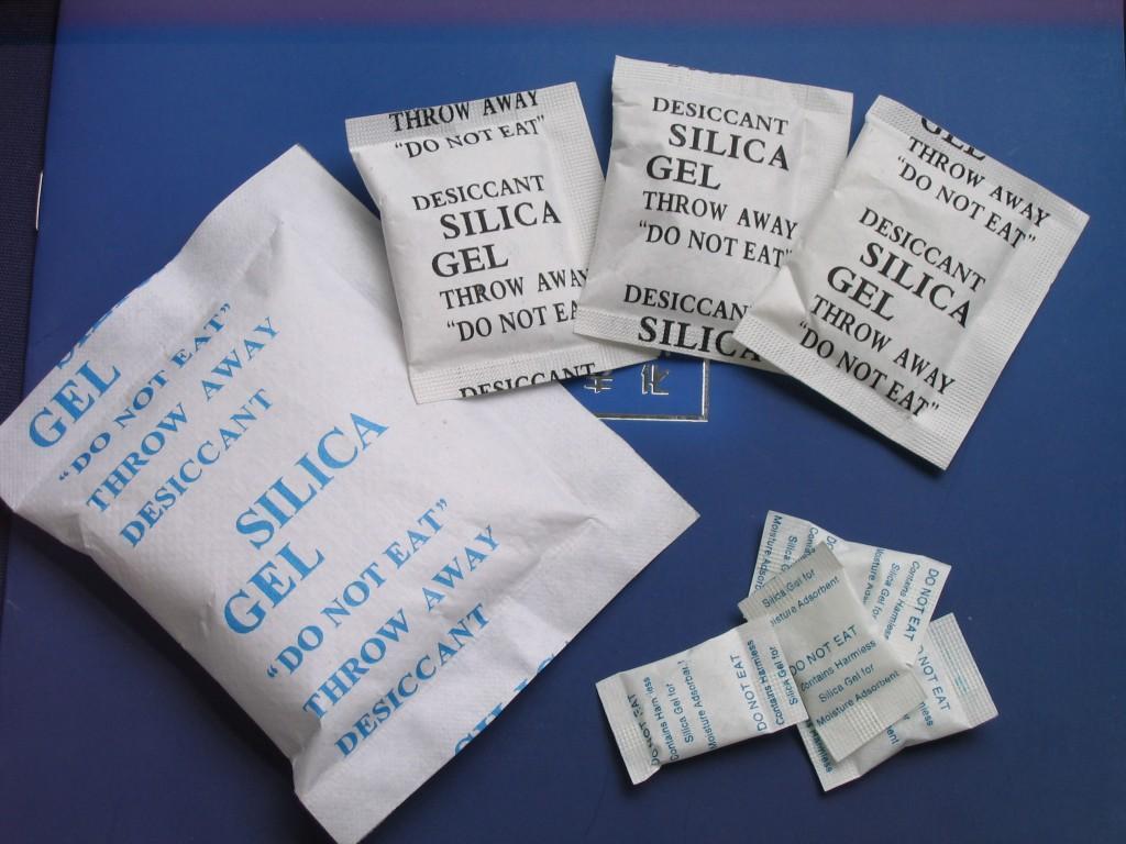 Meski Sering Dibuang Sia-Sia, Silica Gel di Kardus Belanjaanmu Punya Fungsi Ajaibnya